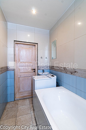 Renovēta māja, ieeja no pagalma, kāpņu telpa pēc kapitālā remonta, jumta terase, logi Rīga - foto 10