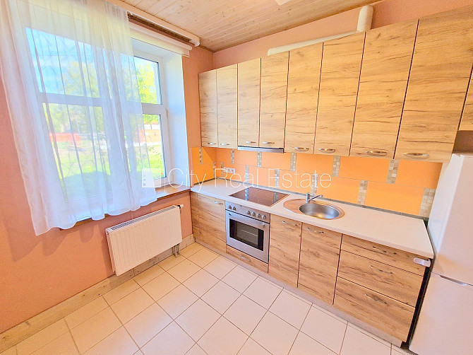 Renovēta māja, ieeja no pagalma, kāpņu telpa pēc kapitālā remonta, jumta terase, logi Rīga - foto 1