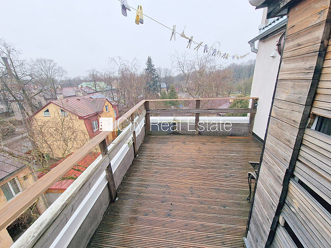 Renovēta māja, ieeja no pagalma, kāpņu telpa pēc kapitālā remonta, jumta terase, logi Rīga - foto 13