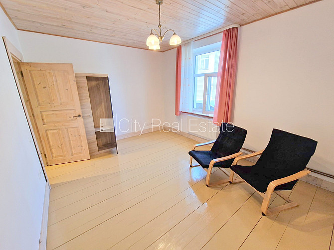 Renovēta māja, ieeja no pagalma, kāpņu telpa pēc kapitālā remonta, jumta terase, logi Rīga - foto 5