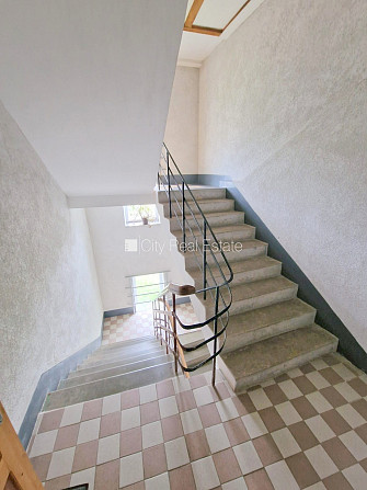 Renovēta māja, ieeja no pagalma, kāpņu telpa pēc kapitālā remonta, jumta terase, logi Rīga - foto 12