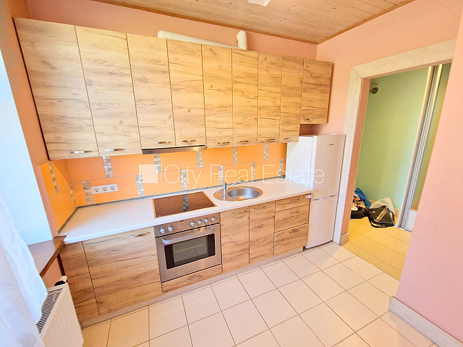 Renovēta māja, ieeja no pagalma, kāpņu telpa pēc kapitālā remonta, jumta terase, logi Rīga - foto 2