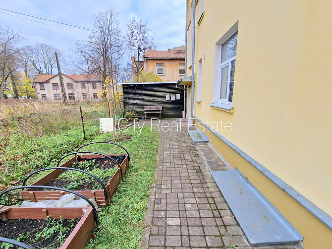 Renovēta māja, ieeja no pagalma, kāpņu telpa pēc kapitālā remonta, jumta terase, logi Rīga - foto 15
