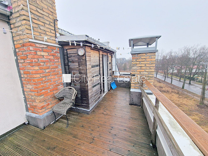 Renovēta māja, ieeja no pagalma, kāpņu telpa pēc kapitālā remonta, jumta terase, logi Rīga - foto 14