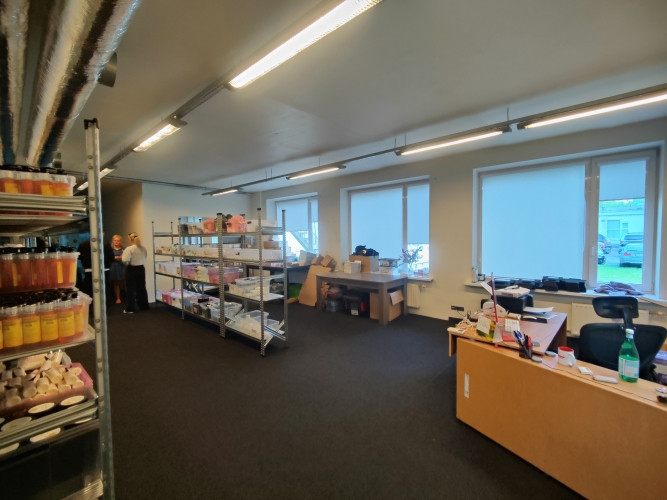 Biroja telpas labā stāvoklī ar divām plašām zālēm.  Lielākā telpa 100 kvm, mazākā 50 Rīga - foto 6