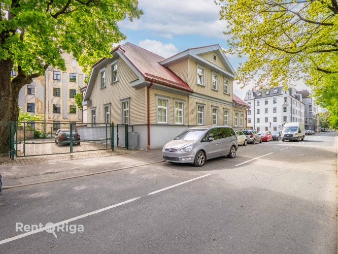 Pārdod mājīgu un pilnībā gatavu biroja ēku Klīversalā.  Tiek piedāvāta īpašums ar Rīga - foto 1