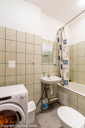 Pagalma māja, renovēta māja, slēgts pagalms, ieeja no pagalma, ir lifts, kāpņu telpa pēc Rīga - foto 9