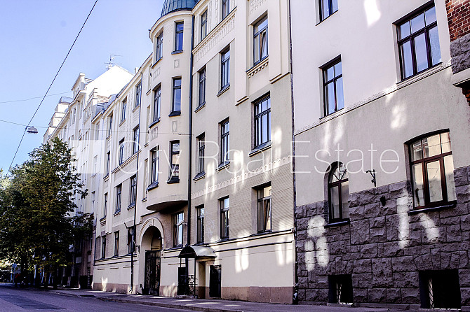 Pagalma māja, slēgts pagalms, ieeja no pagalma, ir lifts, logi vērsti uz pagalma pusi, viena Rīga - foto 12