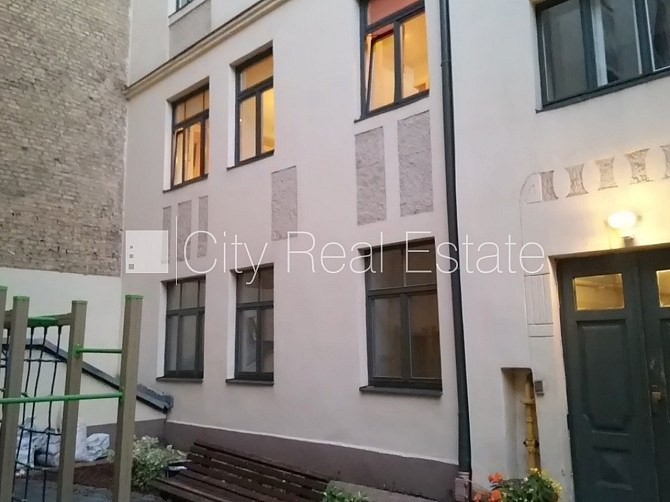 Pagalma māja, slēgts pagalms, ieeja no pagalma, ir lifts, logi vērsti uz pagalma pusi, viena Rīga - foto 11