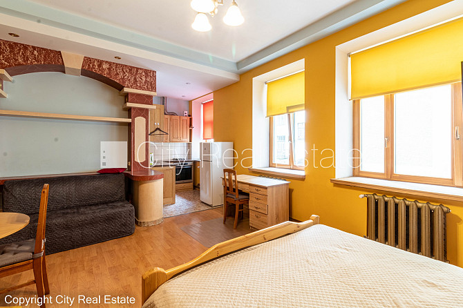 Pagalma māja, slēgts pagalms, ieeja no pagalma, ir lifts, logi vērsti uz pagalma pusi, viena Rīga - foto 3