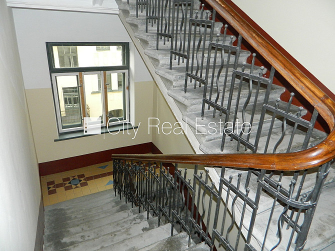 Renovēta māja, slēgta teritorija, kāpņu telpa pēc kosmētiskā remonta, viena istaba Rīga - foto 18