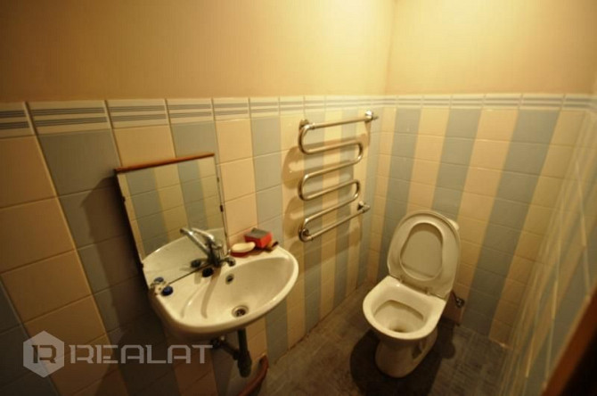 Lieliska un potenciāla vieta veikalam, restorānam vai cita veida komercdarbībai. Ēkai ir divi Rīga - foto 17