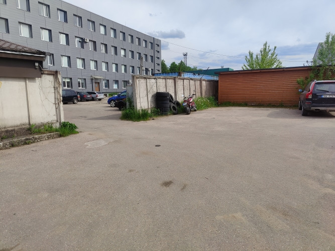 Iznomā asfaltētu laukumu.  Teritorijā video novērošana. Iespēja blakus ēkā nomāt Rīga - foto 1