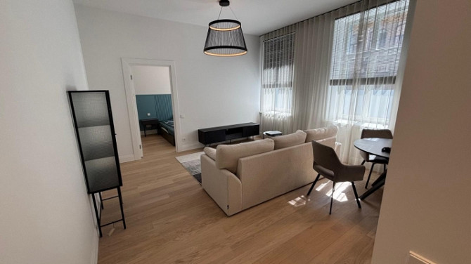 Pašā pilsētas centrā, pilnībā renovētā mājā, tiek izīrēts jauns divistabu dzīvoklis ar Rīga - foto 4