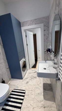 Pašā pilsētas centrā, pilnībā renovētā mājā, tiek izīrēts jauns divistabu dzīvoklis ar Rīga - foto 9