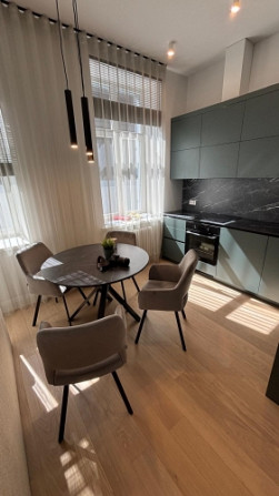 Pašā pilsētas centrā, pilnībā renovētā mājā, tiek izīrēts jauns divistabu dzīvoklis ar Rīga - foto 2