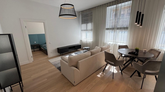 Pašā pilsētas centrā, pilnībā renovētā mājā, tiek izīrēts jauns divistabu dzīvoklis ar Rīga - foto 5