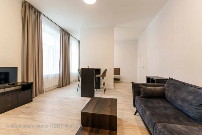 Mēbelēts studio dzīvoklis Klusajā centrā  Pulkveža Brieža ielā.  Pieejams īrei plašs, Rīga - foto 1