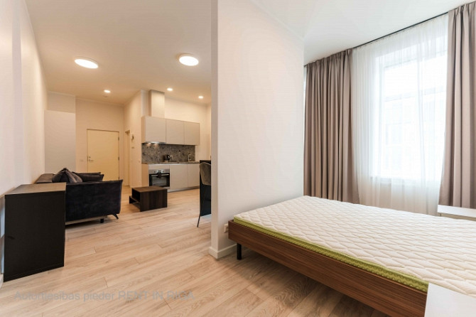 Mēbelēts studio dzīvoklis Klusajā centrā  Pulkveža Brieža ielā.  Pieejams īrei plašs, Rīga - foto 2