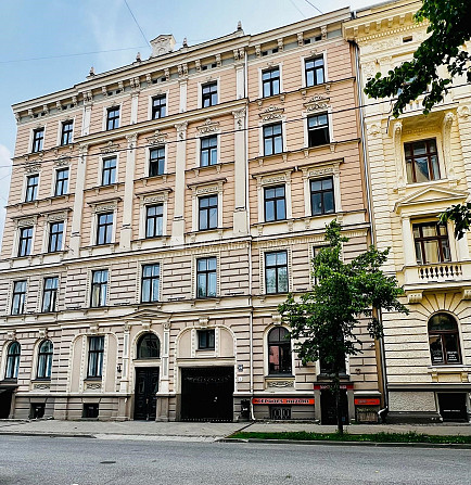 Pagalma ēka, renovēta māja, kāpņu telpa pēc kapitālā remonta, logi vērsti uz ielas pusi, Rīga - foto 10