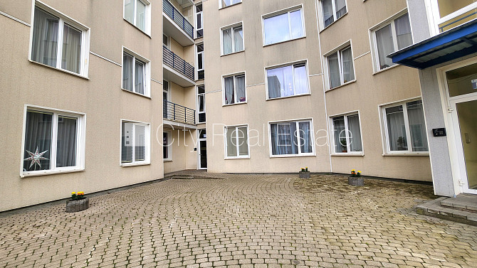 Fasādes māja, vieta automašīnai, kāpņu telpa pēc kosmētiskā remonta, istabas izolētas, Rīga - foto 12
