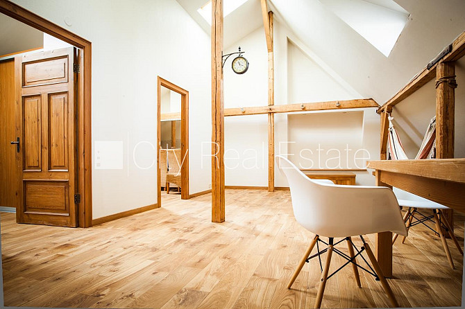 Fasādes māja, vieta automašīnai, kāpņu telpa pēc kosmētiskā remonta, istabas izolētas, Rīga - foto 14