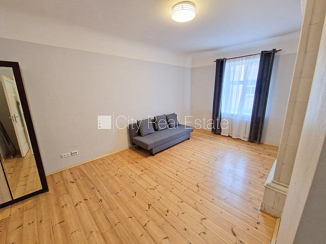 Fasādes māja, slēgts pagalms, ieeja no pagalma, kāpņu telpa pēc kosmētiskā remonta, logi Rīga - foto 19
