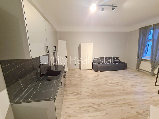 Fasādes māja, slēgts pagalms, ieeja no pagalma, kāpņu telpa pēc kosmētiskā remonta, logi Rīga - foto 6