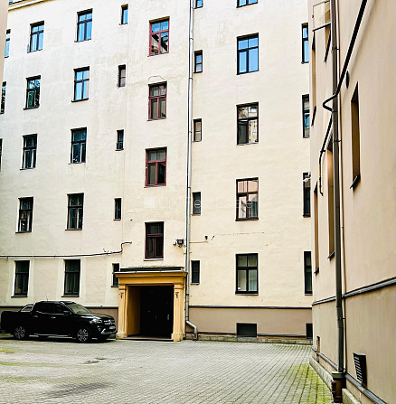 Pagalma ēka, renovēta māja, kāpņu telpa pēc kapitālā remonta, logi vērsti uz ielas pusi, Rīga - foto 12