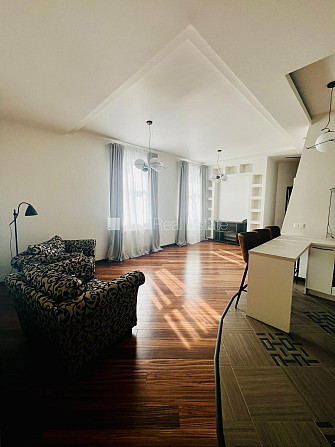 Pagalma ēka, renovēta māja, kāpņu telpa pēc kapitālā remonta, logi vērsti uz ielas pusi, Rīga - foto 4