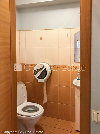 Vieta vairākām automašīnām, cokolstāvs, logi vērsti mājas abās pusēs, divstāvīgs, Rīga - foto 9