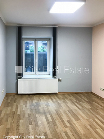 Vieta vairākām automašīnām, cokolstāvs, logi vērsti mājas abās pusēs, divstāvīgs, Rīga - foto 5