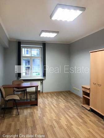 Vieta vairākām automašīnām, cokolstāvs, logi vērsti mājas abās pusēs, divstāvīgs, Rīga - foto 2