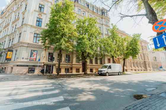 Izīrē gaišas un plašas biroja telpas ar skatu uz Daugavu, Citadeles ielā 2a, Rīgā  Tiek piedāvātas 7 Rīga