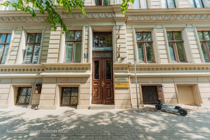 Izīrē gaišas un plašas biroja telpas ar skatu uz Daugavu, Citadeles ielā 2a, Rīgā  Tiek Rīga - foto 1