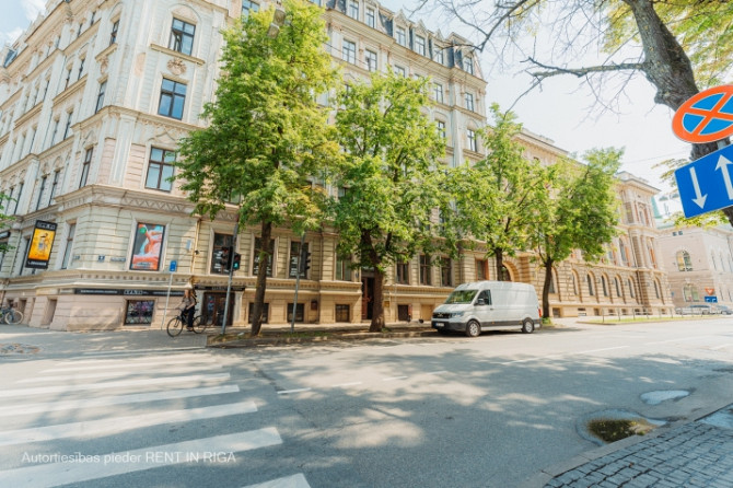 Izīrē gaišas un plašas biroja telpas ar skatu uz Daugavu, Citadeles ielā 2a, Rīgā  Tiek Rīga - foto 2