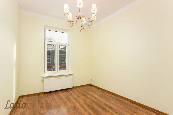 Tiek izīrēts dzīvoklis renovētā mājā pašā pilsētas centrā. Līdzās veikali, Rīga - foto 4