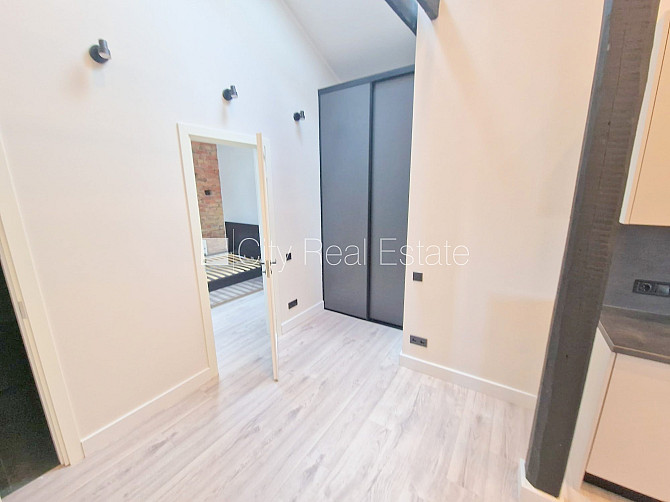 Fasādes māja, renovēta māja, slēgts pagalms, ieeja no pagalma, kāpņu telpa pēc kapitālā Rīga - foto 15