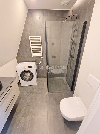 Fasādes māja, renovēta māja, slēgts pagalms, ieeja no pagalma, kāpņu telpa pēc kapitālā Rīga - foto 8