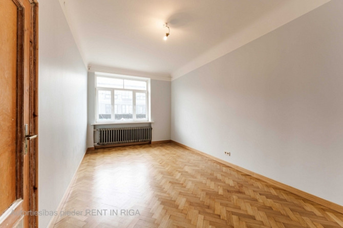 Gaišs un gaumīgs 3-istabu dzīvoklis Rīgas centrā.  Dzīvoklis ir nemēbelēts, kas paver Rīga - foto 1