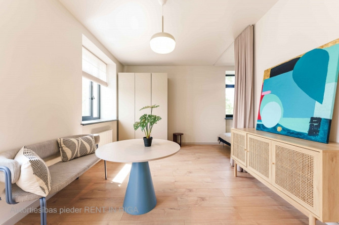 Mūsdienīgs un līdz detaļām pārdomāts studio tipa dzīvoklis Lielirbes ielā 9a  lokācijā, Rīga - foto 6