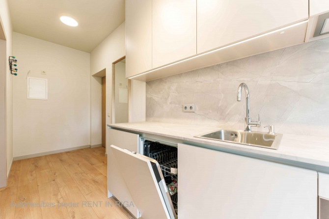 Mūsdienīgs un līdz detaļām pārdomāts studio tipa dzīvoklis Lielirbes ielā 9a  lokācijā, Rīga - foto 3