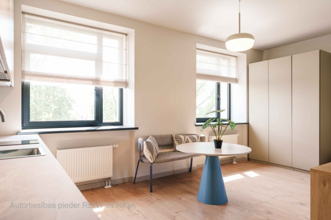 Mūsdienīgs un līdz detaļām pārdomāts studio tipa dzīvoklis Lielirbes ielā 9a  lokācijā, Rīga - foto 4