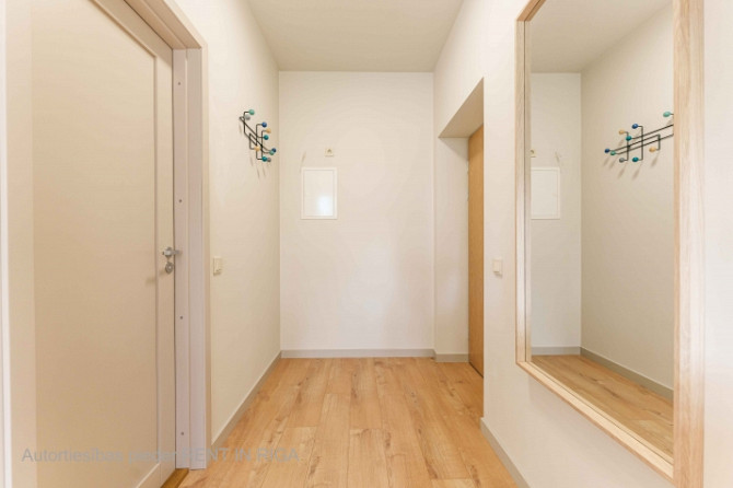 Mūsdienīgs un līdz detaļām pārdomāts studio tipa dzīvoklis Lielirbes ielā 9a  lokācijā, Rīga - foto 9