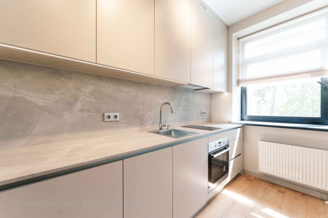Mūsdienīgs un līdz detaļām pārdomāts studio tipa dzīvoklis Lielirbes ielā 9a  lokācijā, Rīga - foto 2