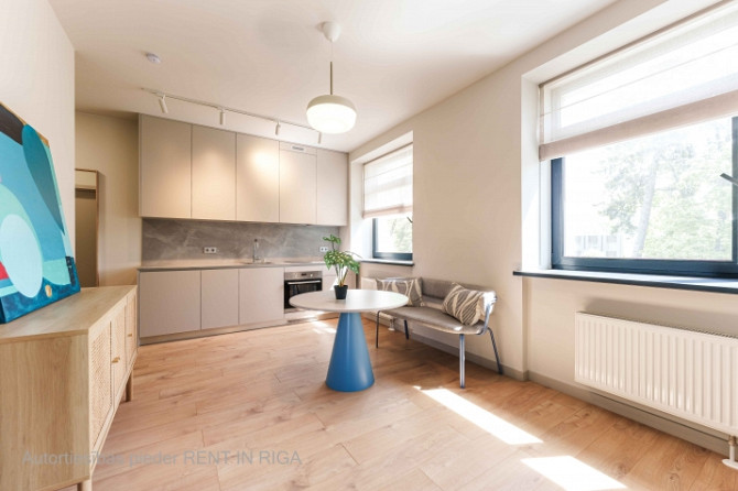 Mūsdienīgs un līdz detaļām pārdomāts studio tipa dzīvoklis Lielirbes ielā 9a  lokācijā, Rīga - foto 1