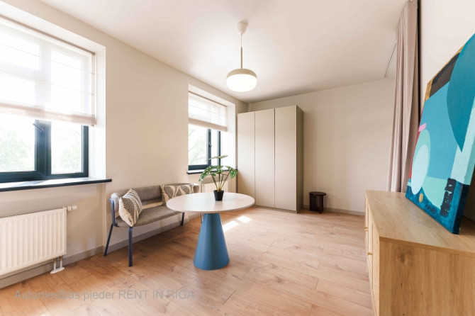 Mūsdienīgs un līdz detaļām pārdomāts studio tipa dzīvoklis Lielirbes ielā 9a  lokācijā, Rīga - foto 5