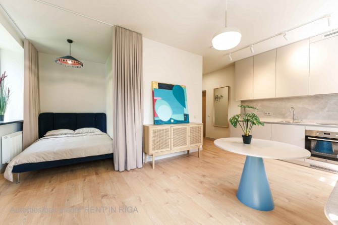Mūsdienīgs un līdz detaļām pārdomāts studio tipa dzīvoklis Lielirbes ielā 9a  lokācijā, Rīga - foto 7