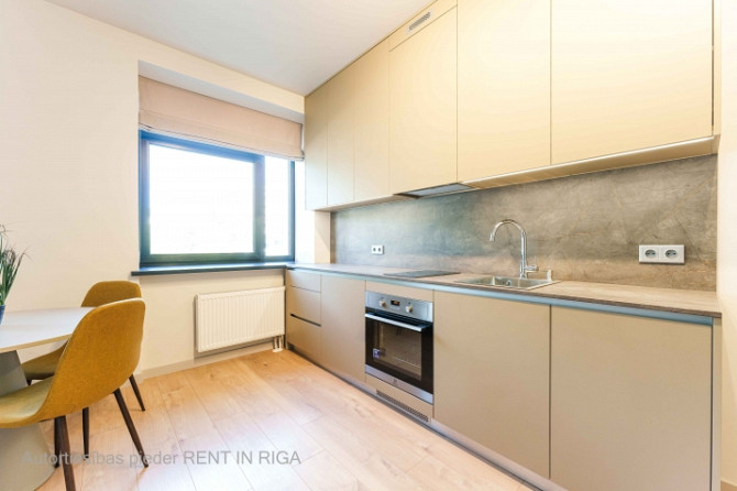 Mūsdienīgs un līdz detaļām pārdomāts studio tipa dzīvoklis Lielirbes ielā 9a  lokācijā, Rīga - foto 3
