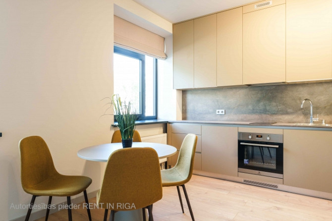 Mūsdienīgs un līdz detaļām pārdomāts studio tipa dzīvoklis Lielirbes ielā 9a  lokācijā, Rīga - foto 3